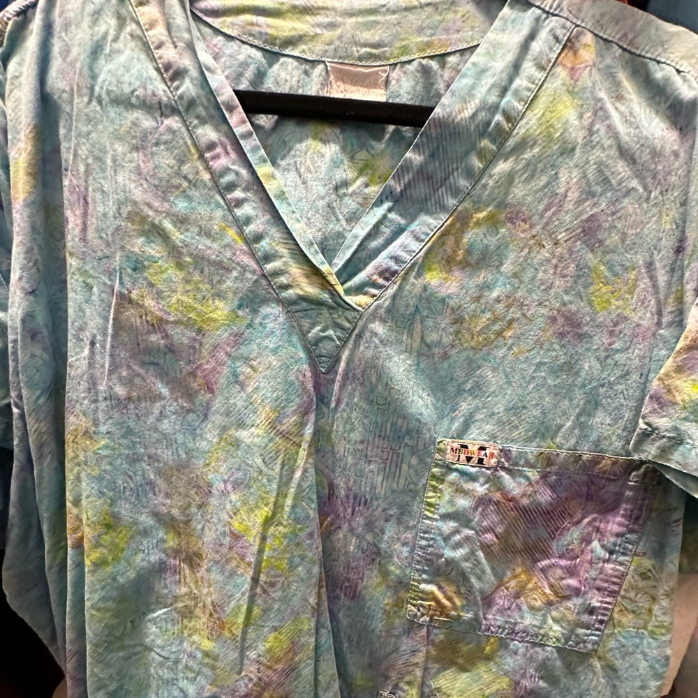 Medwear pattern scrub top